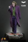 BatmanDarkKnight-Joker-Figure-06